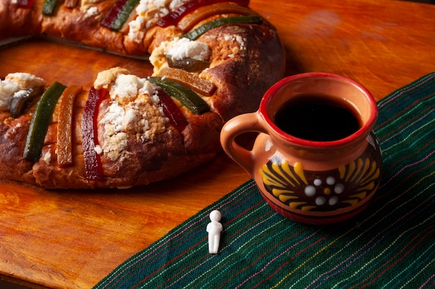 Foto pan tradicional de rosca de reyes. celebración de méxico y américa latina