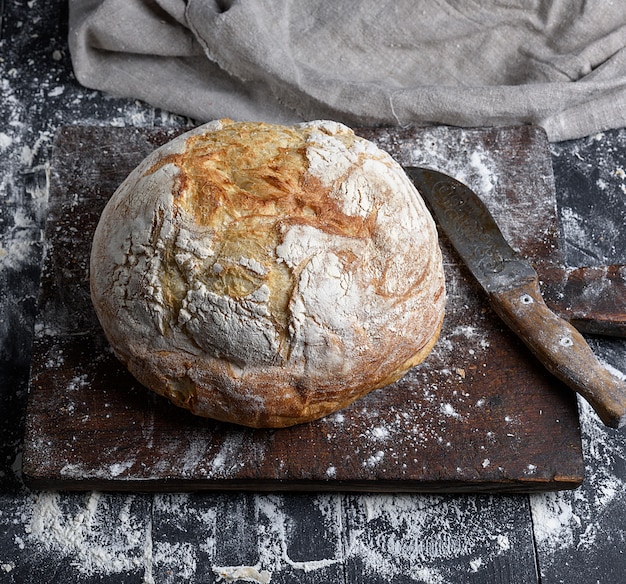 Pan de trigo blanco redondo al horno