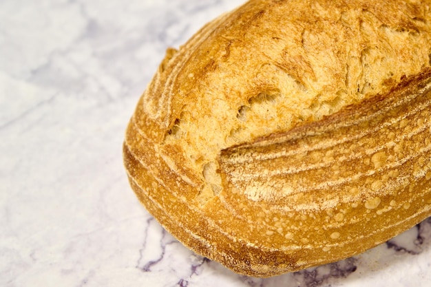 pan de trigo blanco sobre mármol blanco