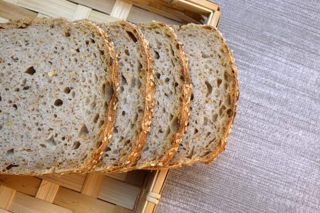 Pan de trigo casero de centeno al horno