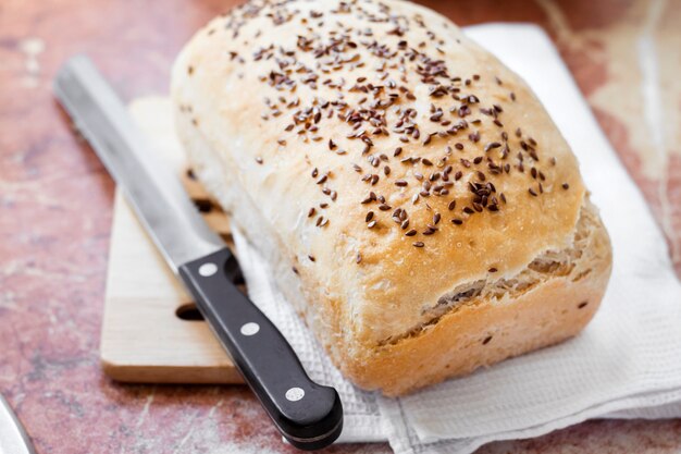 Pan de trigo casero con semillas de lino en una mesa de cocina