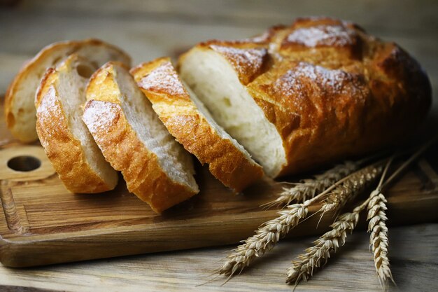 Pan de trigo fresco en el tablero.