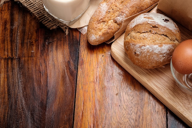 Pan de trigo integral en el fondo de madera