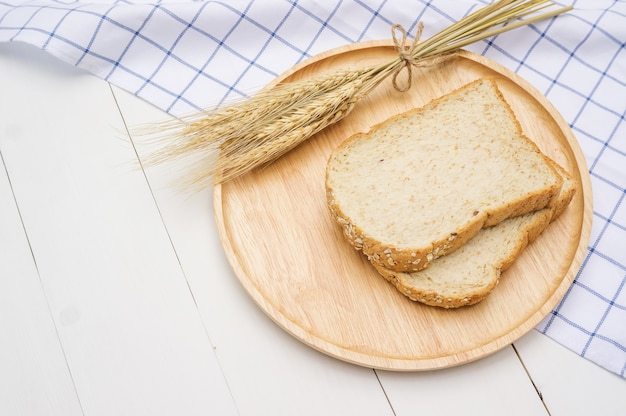 Pan de trigo integral en una placa de madera