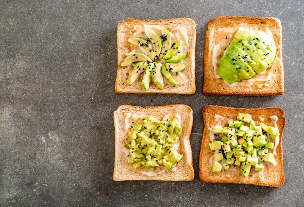 pan de trigo integral tostada con aguacate