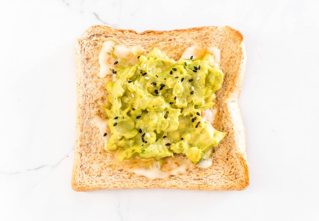 pan de trigo integral tostada con aguacate