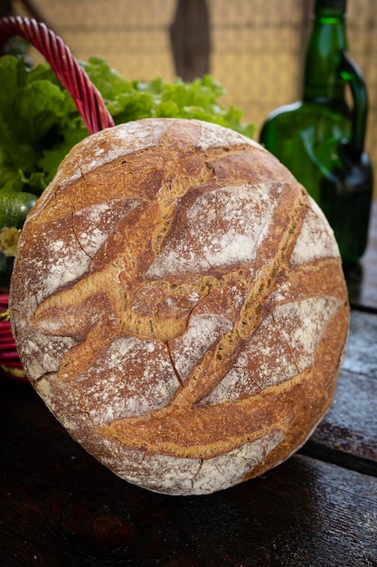 Pan de trigo recién horneado. Pan redondo y recién horneado