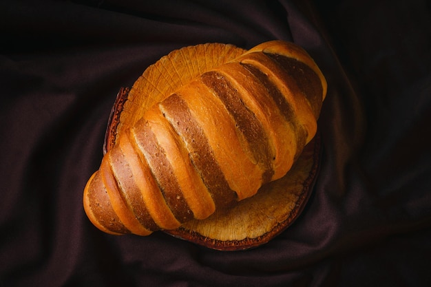 Pan de trigo recién horneado en una superficie de madera panadería gourmet tradicional pan dulce mexicano