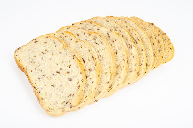 Pan de trigo en rodajas con semillas de lino y alcaravea. Foto de estudio.