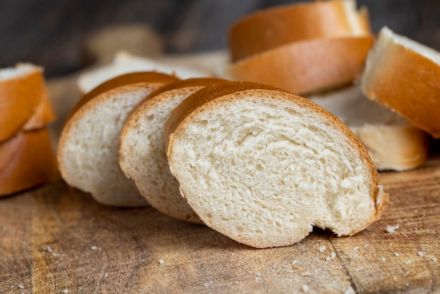 Pan de trigo en rodajas sobre la mesa