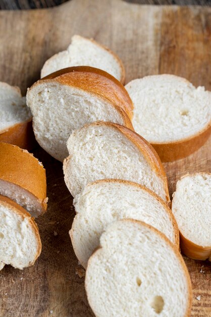 Pan de trigo en rodajas sobre la mesa