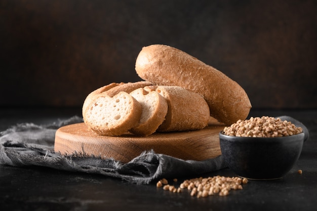 Pan de trigo sarraceno saludable sin gluten sobre negro