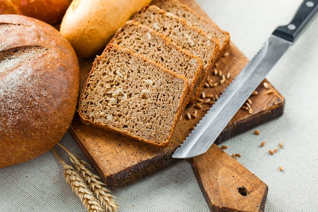 Pan y trigo sobre un fondo de madera