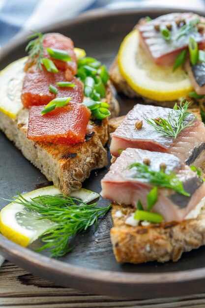 Pan con trozos de ricotta de arenque y cebollas verdes