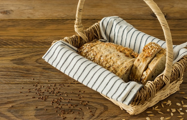 Pan vegano sin gluten y sin productos de origen animal. Pan vegetariano con avena, sabor a plátano en una canasta sobre una mesa rústica de madera, en rodajas y listo para servir.