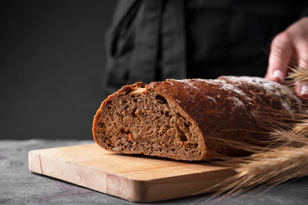 Pan de zanahoria recién horneado en tabla de cortar de madera. espacio para texto