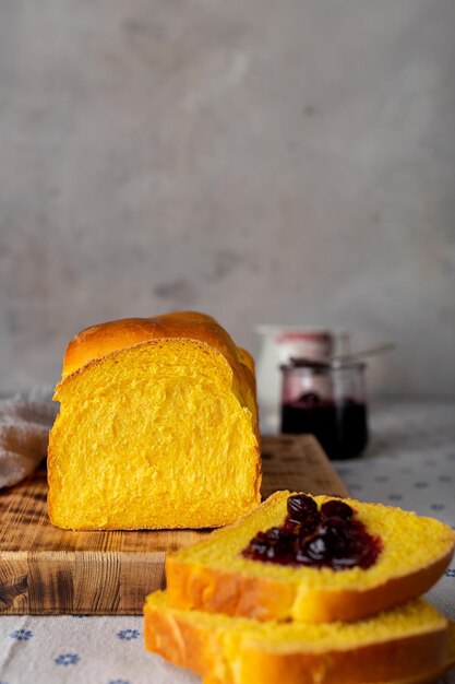 Pan de zanahoria de trigo con levadura casero con mantequilla y mermelada