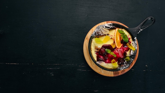 Panacotta mit Obst und Marmelade Dessert auf einem Holztisch Draufsicht Kopieren Sie Platz
