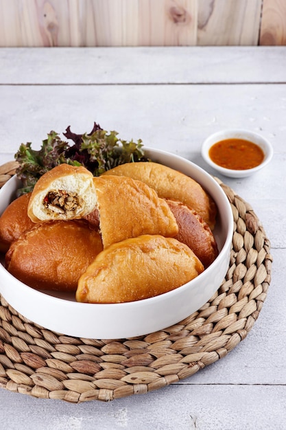 Panada é um pão frito recheado com atum picante um lanche tradicional de Manado Indonésia