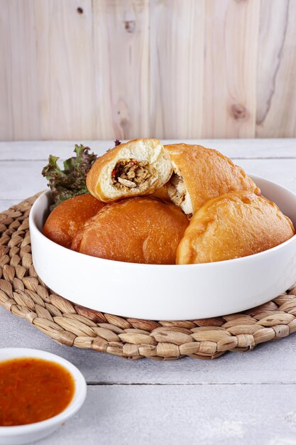 Panada é um pão frito recheado com atum picante um lanche tradicional de Manado Indonésia