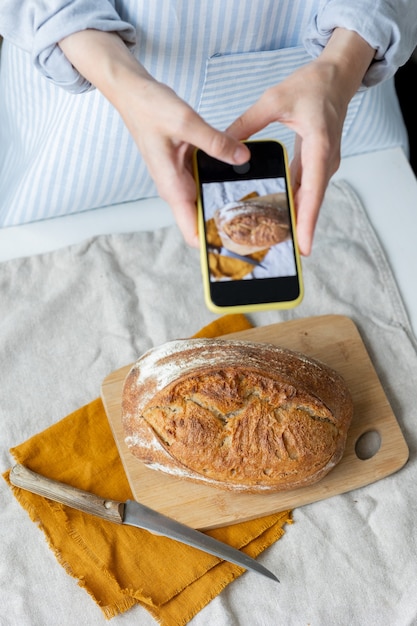 Una panadera cuenta una receta de pan en línea un video de blog culinario cursos de cocina sobre cómo hornear pan