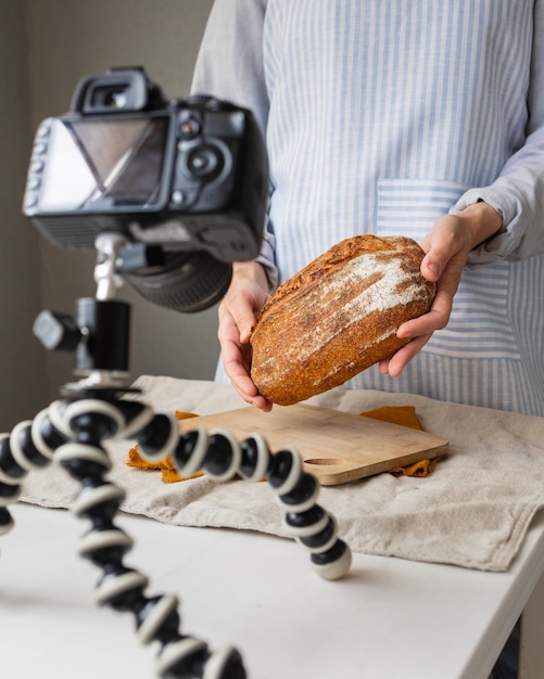 Una panadera cuenta una receta de pan en línea un video de blog culinario cursos de cocina sobre cómo hornear pan