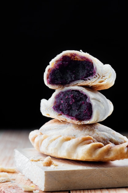 Panadería casera, curry soplo de camote relleno en el mostrador de madera.