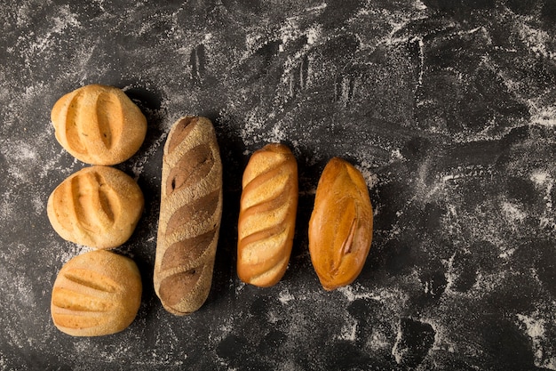 Panadería Diferentes tipos de pan fresco en la mesa