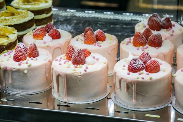 Foto panadería con diferentes tipos de pasteles en una vitrina