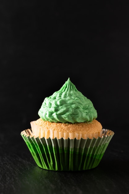 Panadería Esponja casera vainilla cupcake verde tono crema de mantequilla en negro