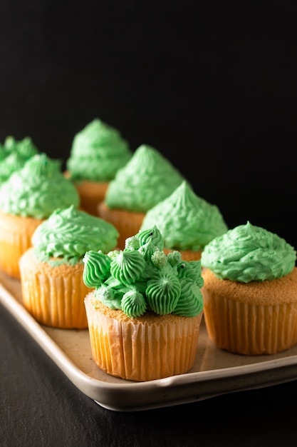 Panadería Esponja casera vainilla cupcake verde tono crema de mantequilla en negro