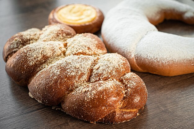 Panadería fresca en mesa de madera