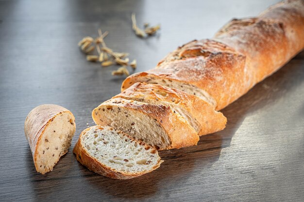 Panadería fresca en mesa de madera