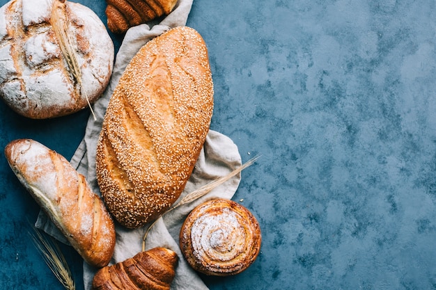 Panadería fresca sobre tela de lino sobre la mesa