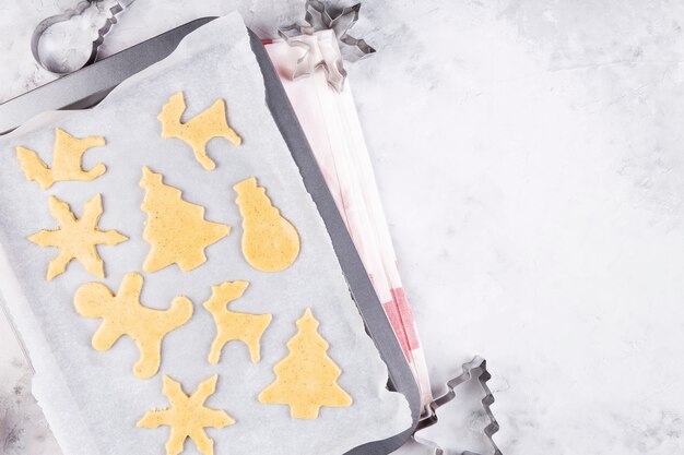 Panadería navideña. Hornear pan de jengibre, cortar galletas de masa de pan de jengibre