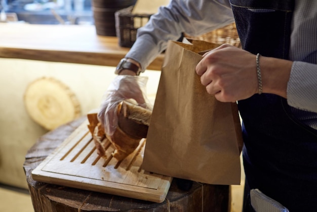 Panadería, pan en bolsa de papel sobre fondo de madera rústica, concepto de supermercado.