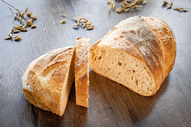 Panadería de pan fresco en mesa de madera