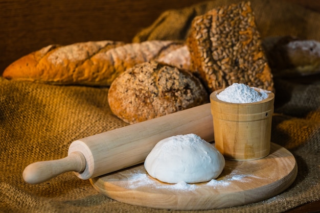 Foto panadería panadería orgánica en plato de madera, concepto de comida