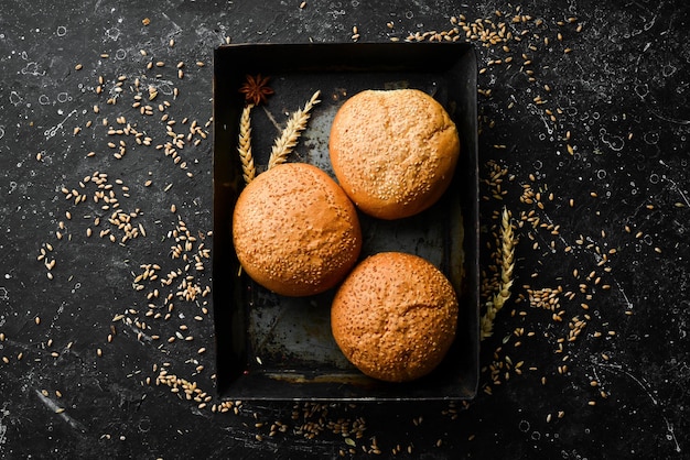 Panadería panecillos frescos para una hamburguesa Horneado de centeno y harina Vista superior Estilo rústico