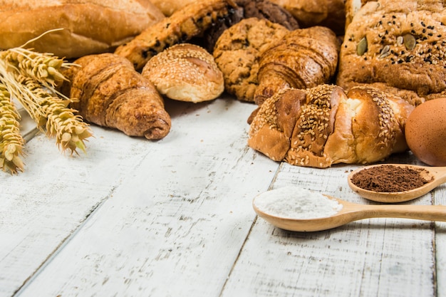 Panadería sobre fondo blanco de madera