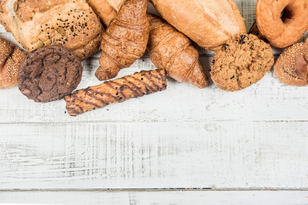 Panadería sobre fondo blanco de madera