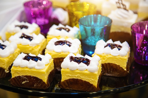 Panadería de tortas y chocolates en una bandeja.