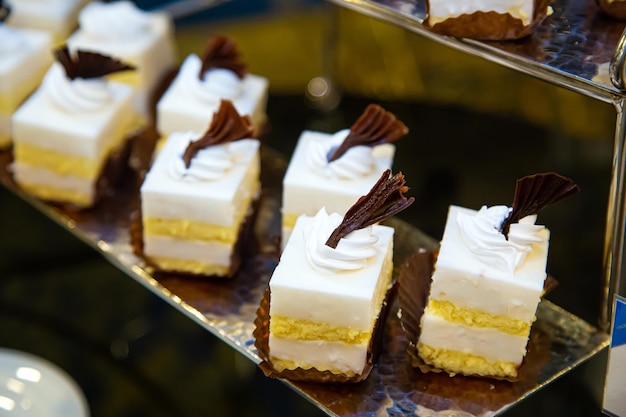 Panadería de tortas y chocolates en una bandeja.