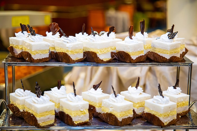 Panadería de tortas y chocolates en una bandeja.