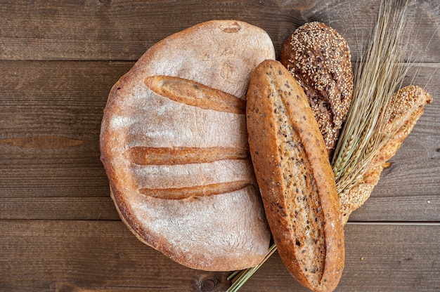 La panadería varias hogazas de pan fresco con una corteza crujiente espolvoreada