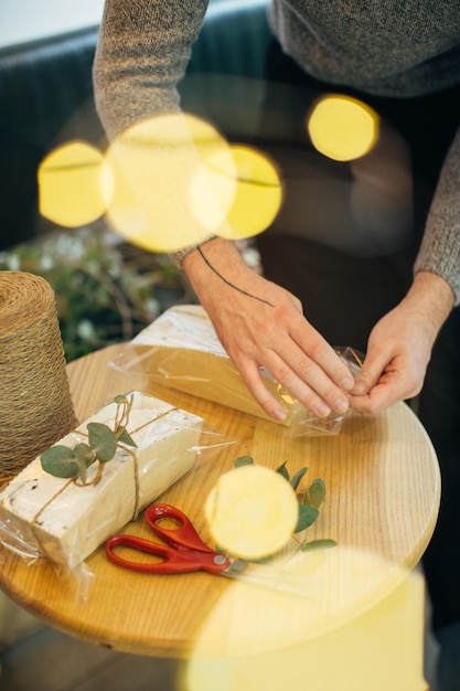 Foto un panadero empaca un budín inglés tradicional