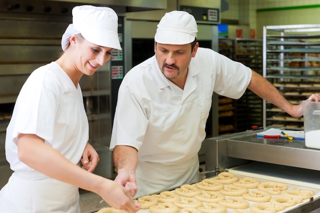 Panadero femenino y masculino en panadería