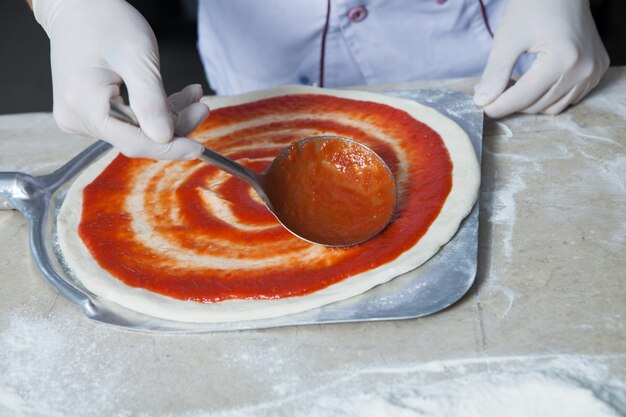 Panadero masculino preparando pizza