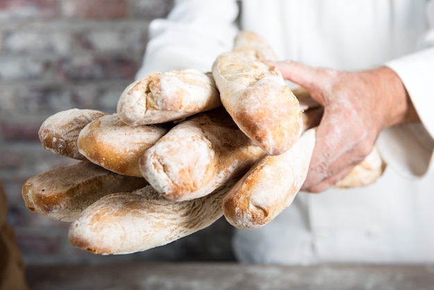 Panadero con pan tradicional baguettes francesas