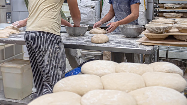 Foto panaderos cocinar masa de pan de levadura lista para hornear